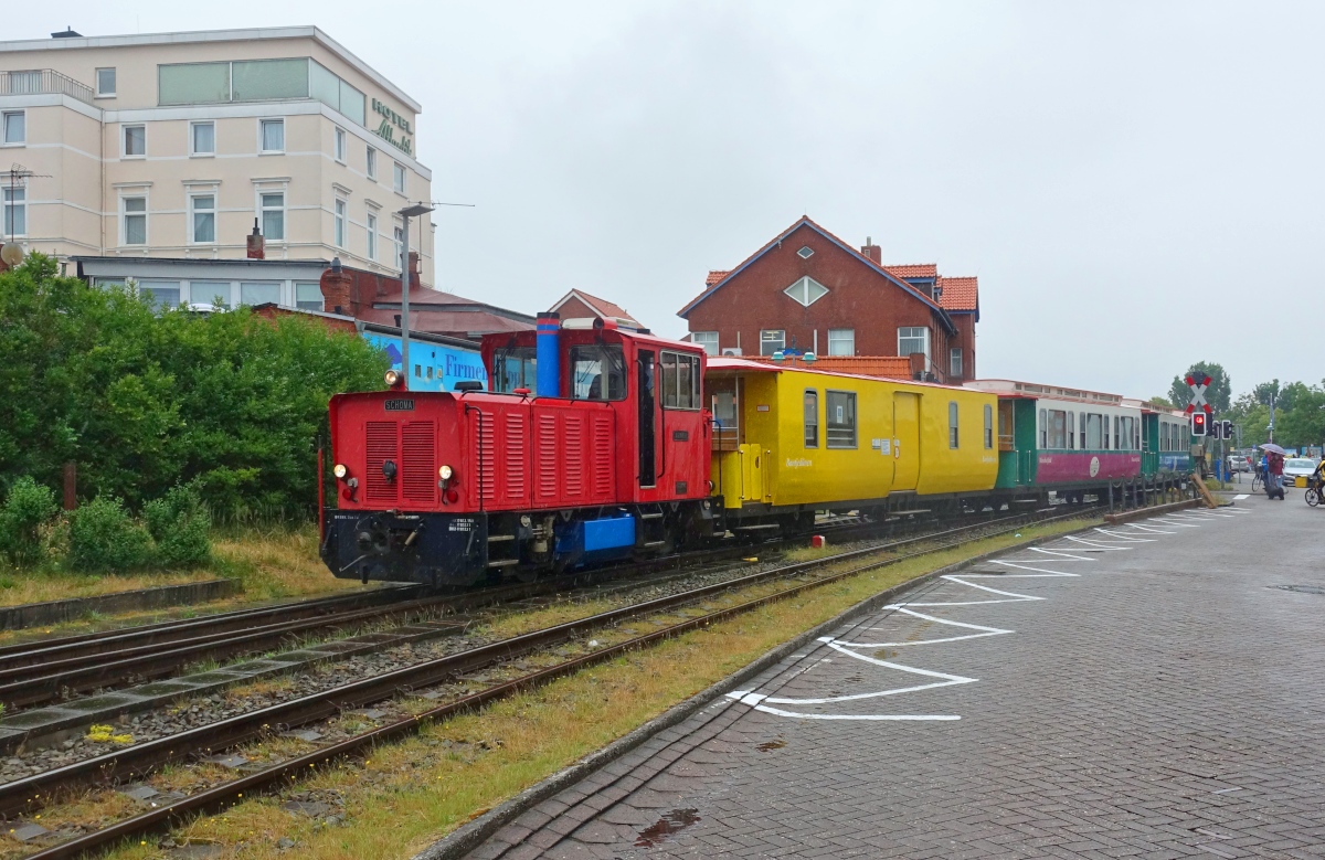Die  Aurich  der Borkumer Kleinbahn bringt am 30.06.2021 einen Leerzug vom Kleinbahnhof zum Depot