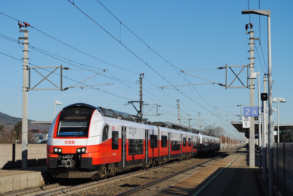 Die aus den 4746 072 + 4746 073 bestehende Garnitur der S3 verläßt als R 29429 die Haltestelle Baden bei Wien. (07.01 2022)