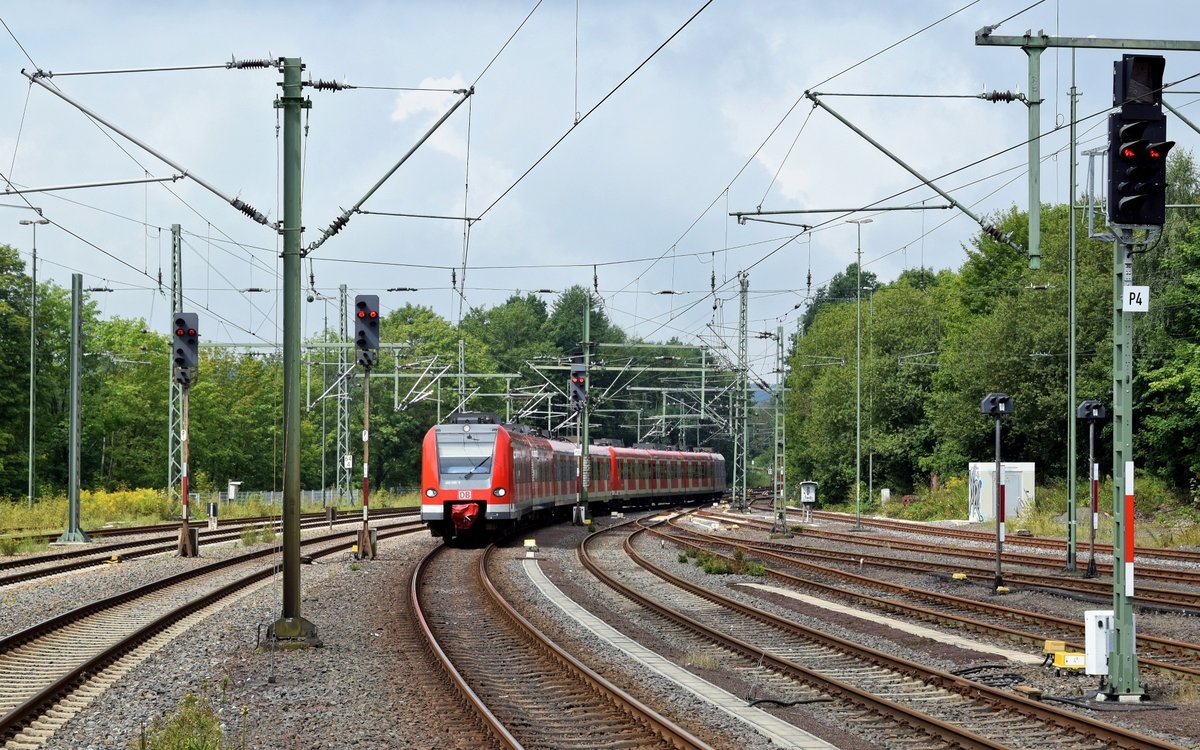 Die aus DB Regio 423 055/555 und 423 191/691 bestehende Doppelgarnitur erreicht am 13.08.17 als S 12 (S-Bahn Köln) Köln-Ehrenfeld - Au (Sieg) die Endstation.