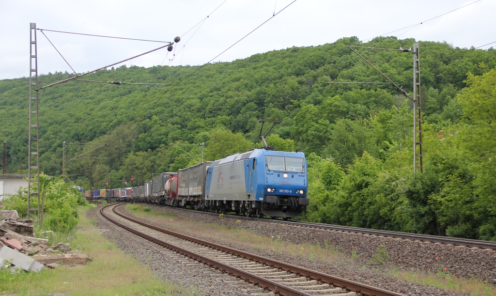 Die aus Norden kommende 185 513-9 hat mit ihrem KLV-Zug in Wernfeld den Abzweig Richtung Schweinfurt genommen. Aufgenommen am 23.05.2013.
