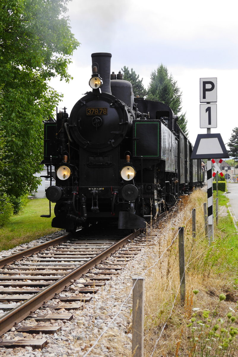 Die aus Österreich stammende 378.78 bringt am Nachmittag des 30.7.17 den Zug der Kandertalbahn nach Kandern. Hier passiert sie gerade die Trapeztafel, die das Einfahrsignal von Haltingen ersetzt.