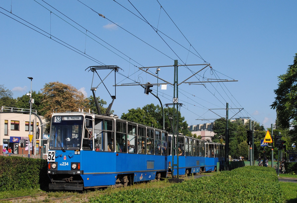 Die aus den Wagen 234 + 233 +206 bestehende Garnitur der Linie 52 verläßt am Rondo gen. Maczka soeben die Haltestelle DH Wanda. (18.08.2021)