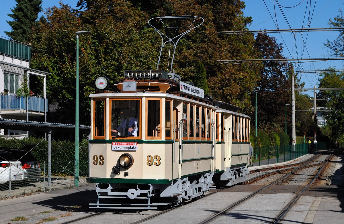 Die aus den Wagen 93 + 111B bestehende Museumsgarnitur passiert die Ausweiche Wagnesweg. (12.10.2019)