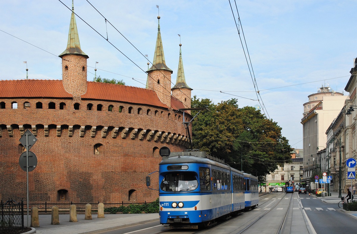 Die aus Wien stammende E1-c4 - Garnitur 111 + 511 in der ul. Basztowa bei der Vorbeifahrt am Barbakan. (27.08.2018)