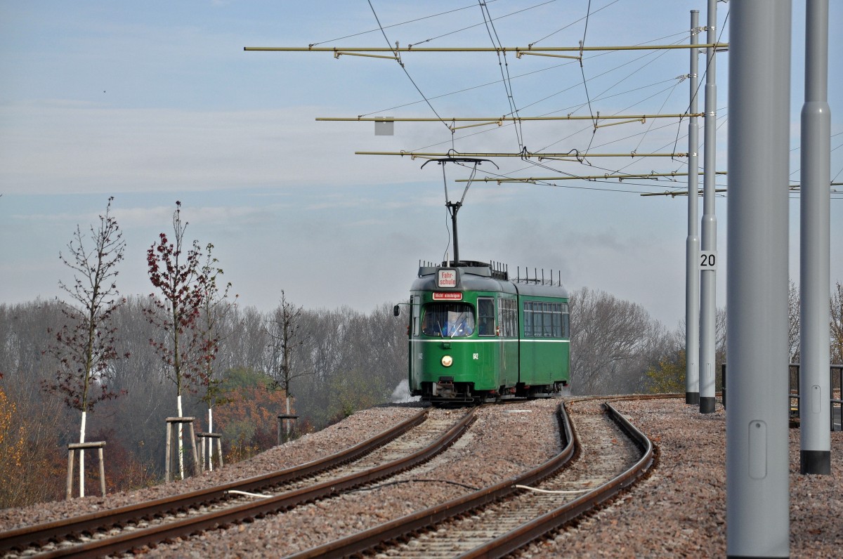 Die Ausbildung der Wagenführer auf der neuen Strecke nach Weil am Rhein ist in vollem Gang. Die Ausbildung erfolgt mit Be 4/6 Düwag. Die Aufnahme stammt vom 20.11.2014.