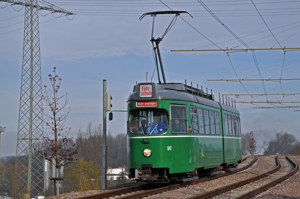 Die Ausbildung der Wagenführer auf der neuen Strecke nach Weil am Rhein ist in vollem Gang. Die Ausbildung erfolgt mit Be 4/6 Düwag. Die Aufnahme stammt vom 20.11.2014.
