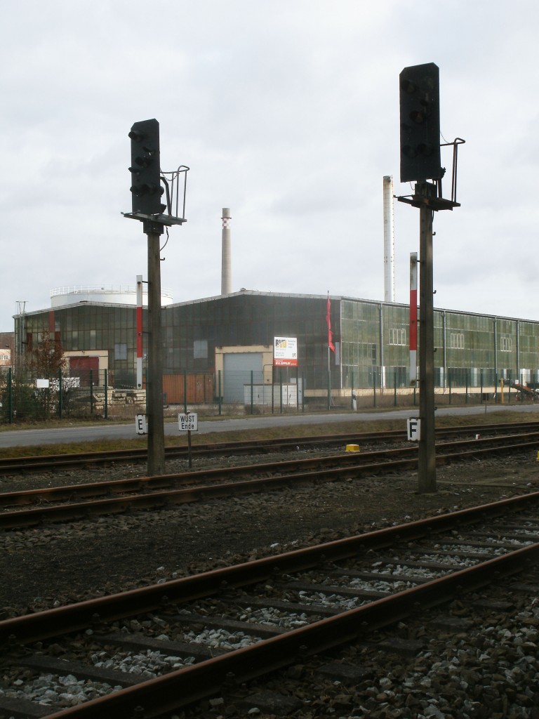 Die Ausfahrsignale E und F von Lubmin Werbahnhof sind gleichzeitig auch die Einfahrsignale für den wenige Meter entfernten Personenbahnhof.Aufgenommen am 16.Februar 2014.