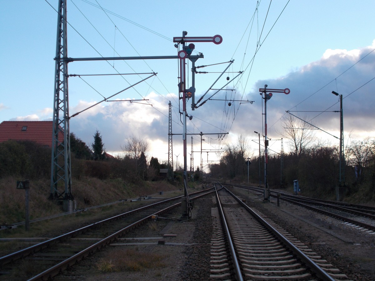 Die Ausfahrsignale von Grimmen Richtung Demmin beenden für mich das Fotojahr 2015 das wieder eine gute Ausbeute an Bildern gab.Aufnahme am 13.Dezember 2015.vom Bahnübergang Dr.-Kurt-Fischer-Straße.Ich wünsche Euch Frohe Weihnachten,kommt gut ins nächstes Jahr ! Wir sehen uns im neuen Jahr wieder.