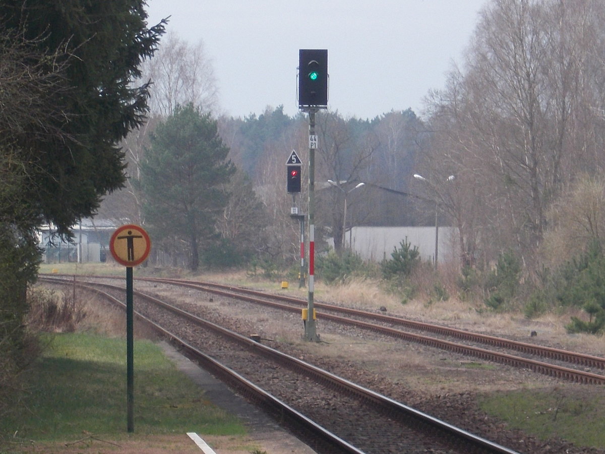 Die Ausfahrsignale P1 und P2 von Vogelsang(Strecke Löwenberg-Templin),in Richtung Zehdenick,am 13.April 2018.