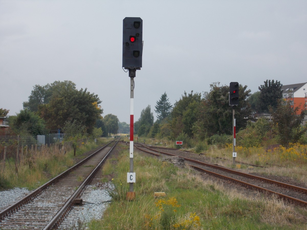 Die Ausfahrsignale in Richtung Lübeck von Grevesmühlen,am 31.August 2014,lassen sich von einem Bahnübergang aus gut fotografieren.