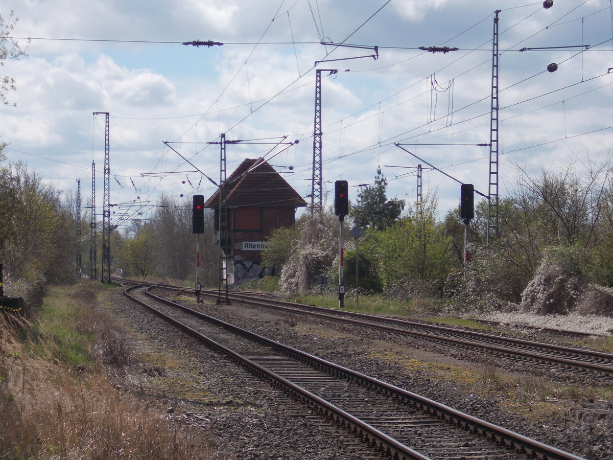 Die Ausfahrsignale Richtung Neubrandenburg,am 17.April 2016,in Altentreptow.