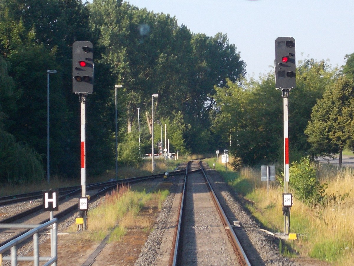 Die Ausfahrsignale von Wolgast in Richtung Züssow am 02.August 2015,Aufnahme aus einen UBB Rückfenster.