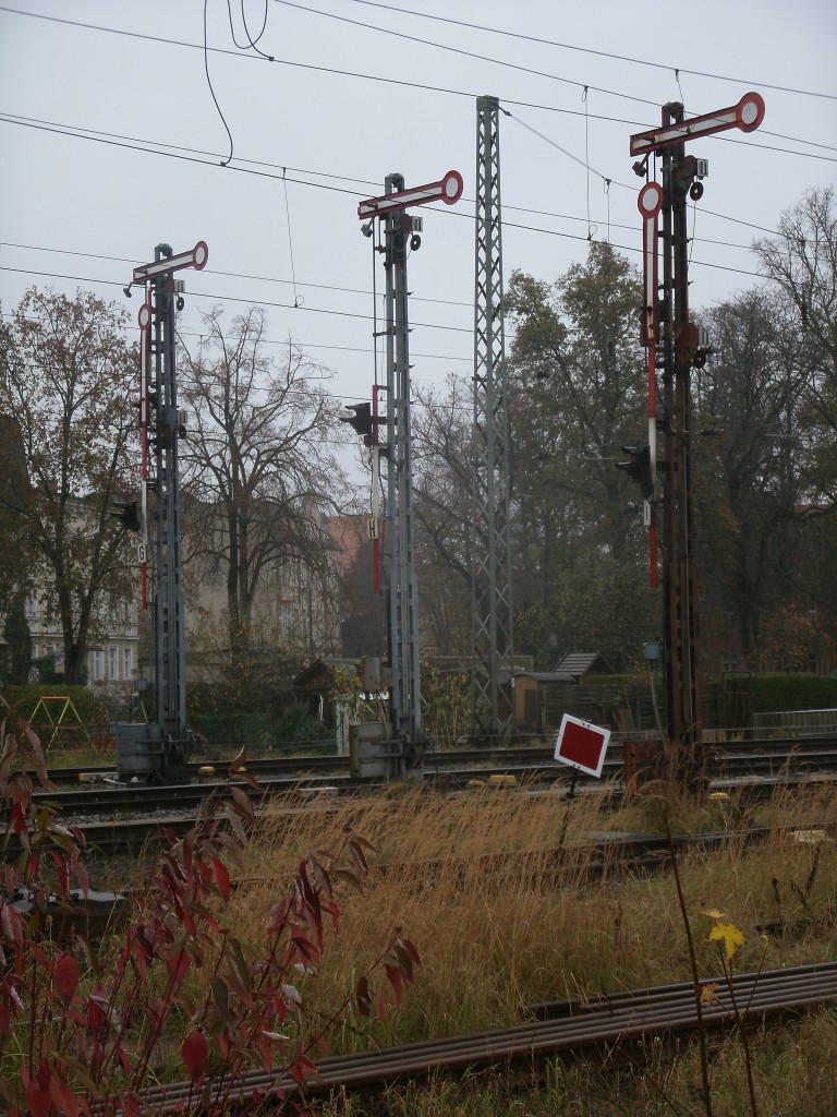 Die Ausfahrsignale,Richtung Stralsund,in Demmin sind Formsignale,auch die Ausfahrsignale Richtung Neubrandenburg sind ebenfalls Formsignale.Aufgenommen am 02.November 2013.