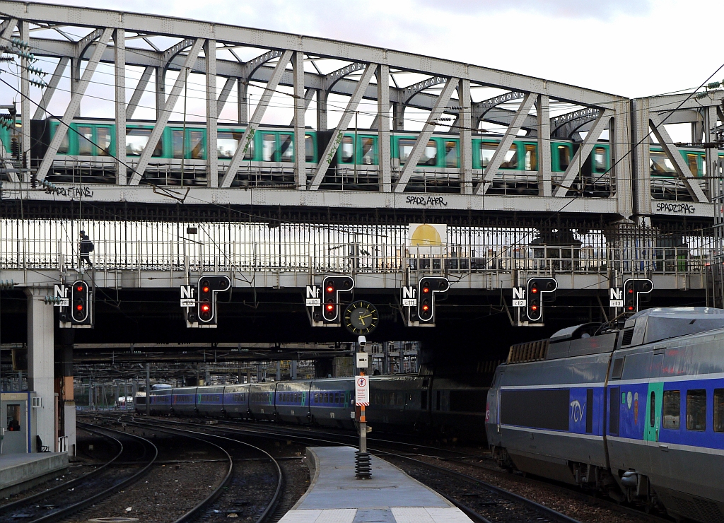 Die Ausfahrt des Pariser Bahnhofs  Gare Du Nord  mit Metro-Brücke der Linie 2. 14.1.2014