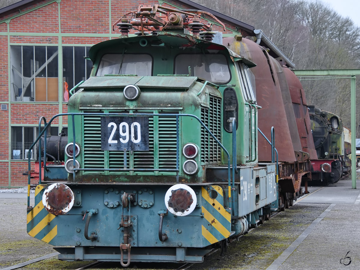Die ausgemusterte Elektrolokomotive 290 der Ruhrkohle AG auf dem Museumsgelände der Henrichshütte. (Hattingen, März 2018)