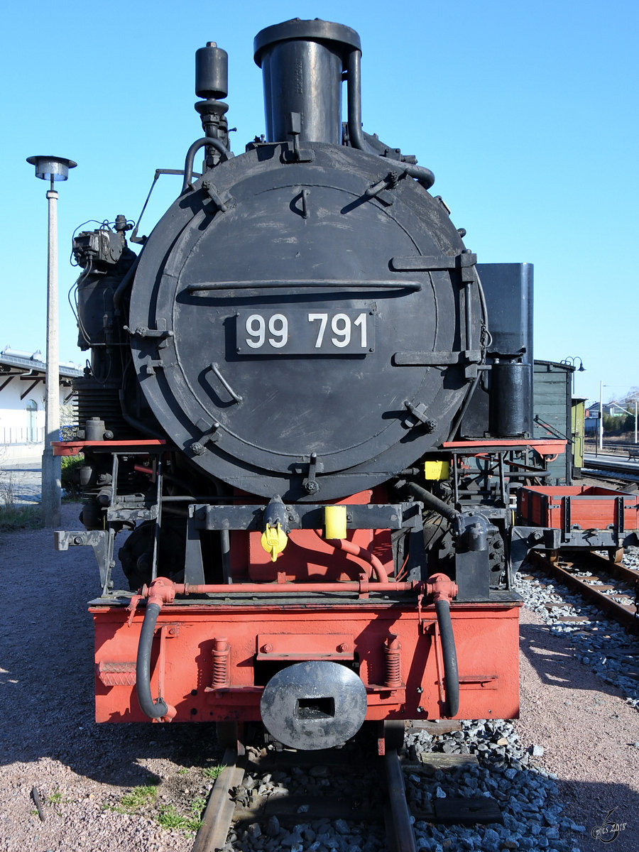 Die ausgemusterte Schmalspur-Dampflokomotive 99 781 am Bahnhof Radebeul-Ost. (April 2018) 