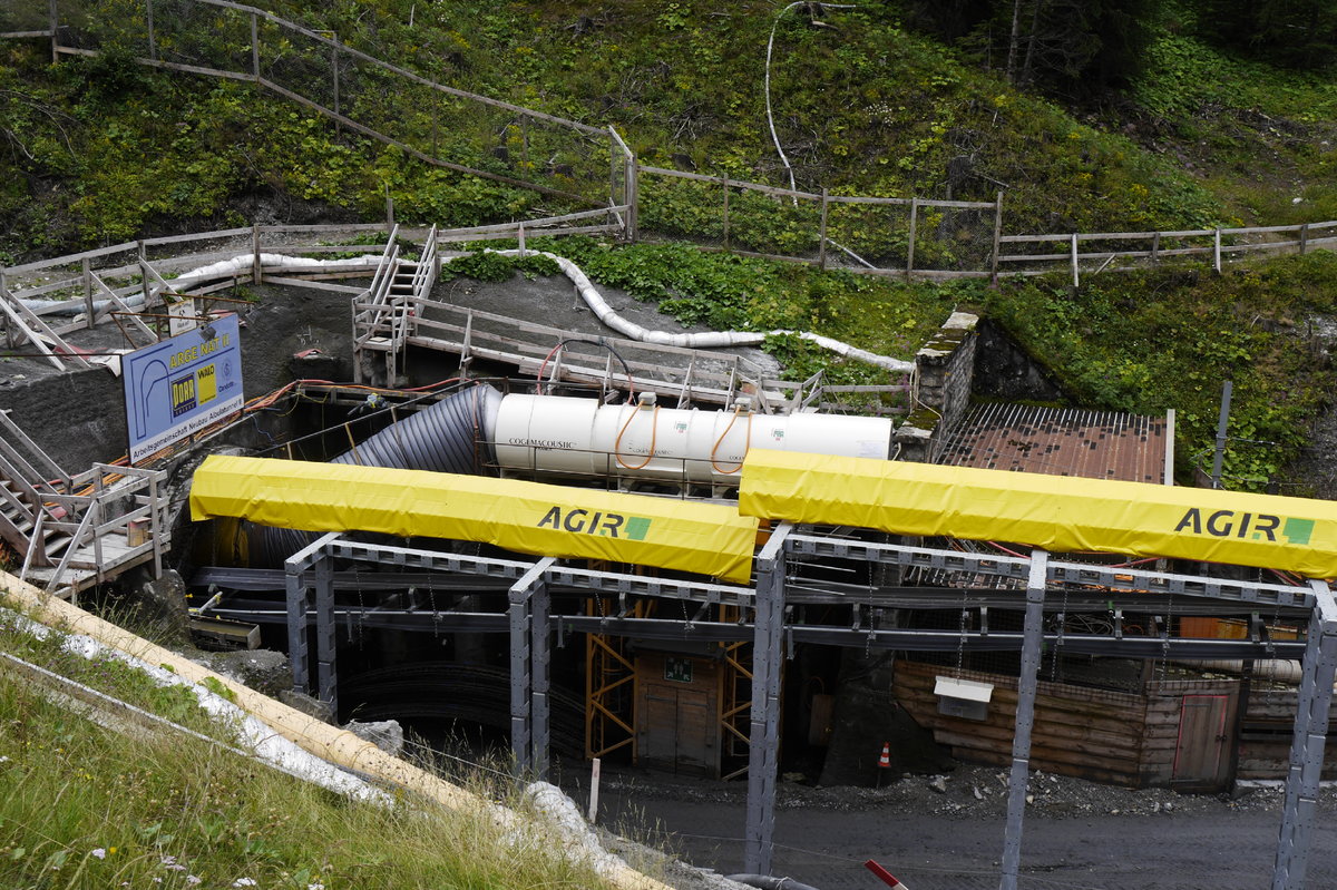 Die Aushub-Förderbänder kommen aus dem neuen Stollen ans Tageslicht (Preda, öffentliche Führung, 10.8.16).