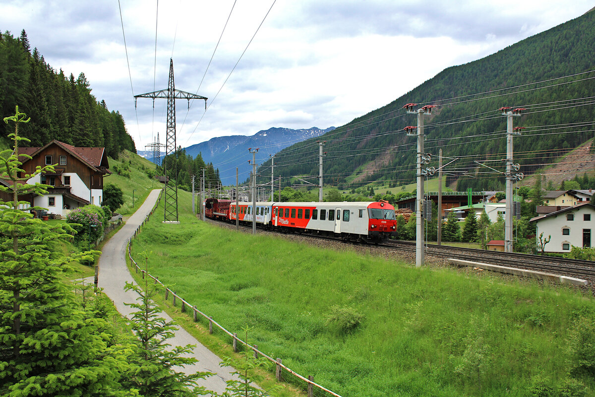 Die Autoschleuse Tauernbahn verlässt Mallnitz-Obervellach zur Fahrt durch den Tauerntunnel nach Böckstein. (11.06.2023)