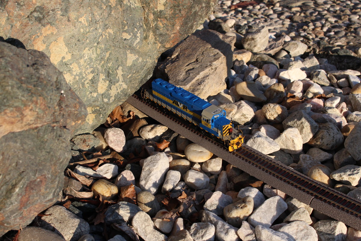 Die AWVR SD40-2 #1206 befuhr in der letzten Sonnenstrahlen des kalten Novemberabends 28.11.2017 die alte Anschlussbahn der Healthmountain Company um einen Propangaswagen abzuholen.
Das Anschlussgleis zweigt von der ab und führt durch einen Felstunnel um den ehemaligen Steinbruch herum.