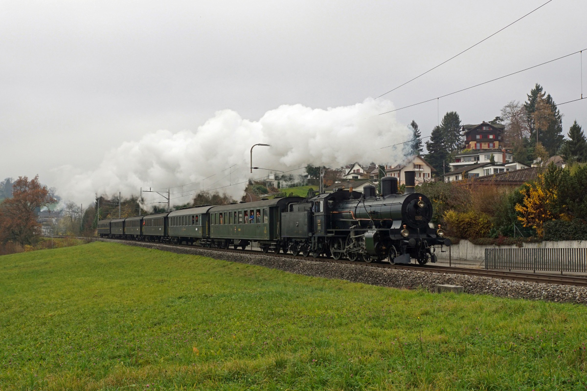 Die B 3/4 1367 dampft am 26.11.2016 von Luzern Richtung Erstfeld und konnte bei Meggen Zentrum bildlich festgehalten werden.