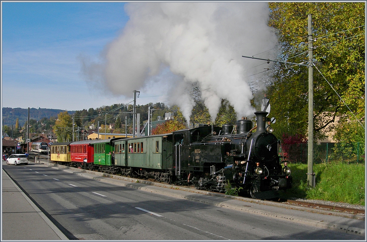 Die B-C B.F.D. HG 3/4 N° 3 dampft mit einem bunten Zug bei Blonay dem Saison Ende entgegen.
28. Okt. 2017