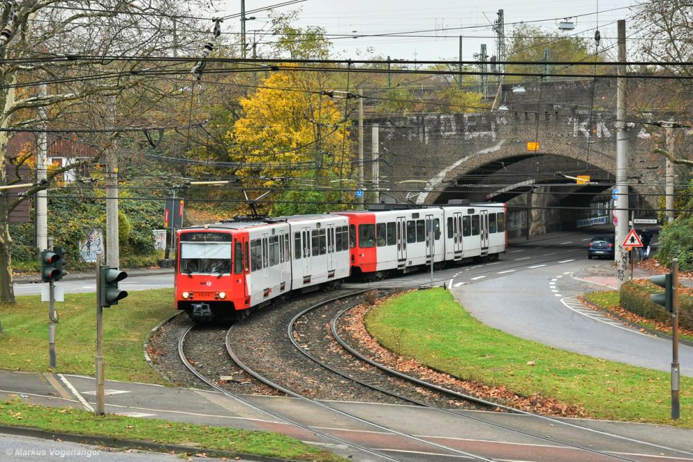 Die B-Wagen 2035 und 2201 zusammen auf der Karlsruher Straße am 20.11.2021.