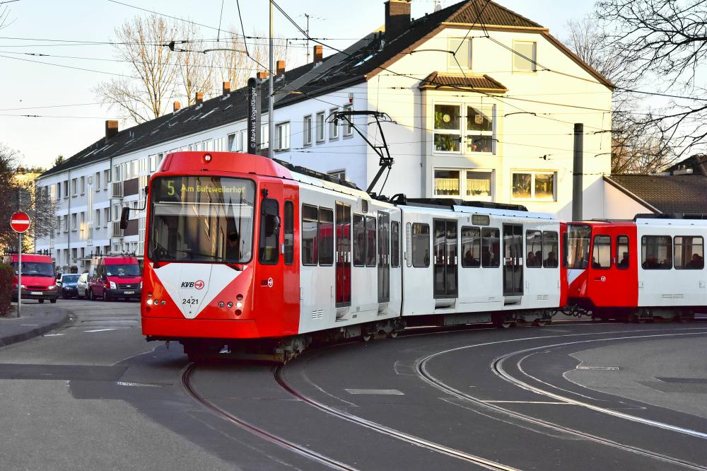 Die B-Wagen 2421 & 2422 als Linie 5 auf der Margaretastraße am 11.02.2015.
