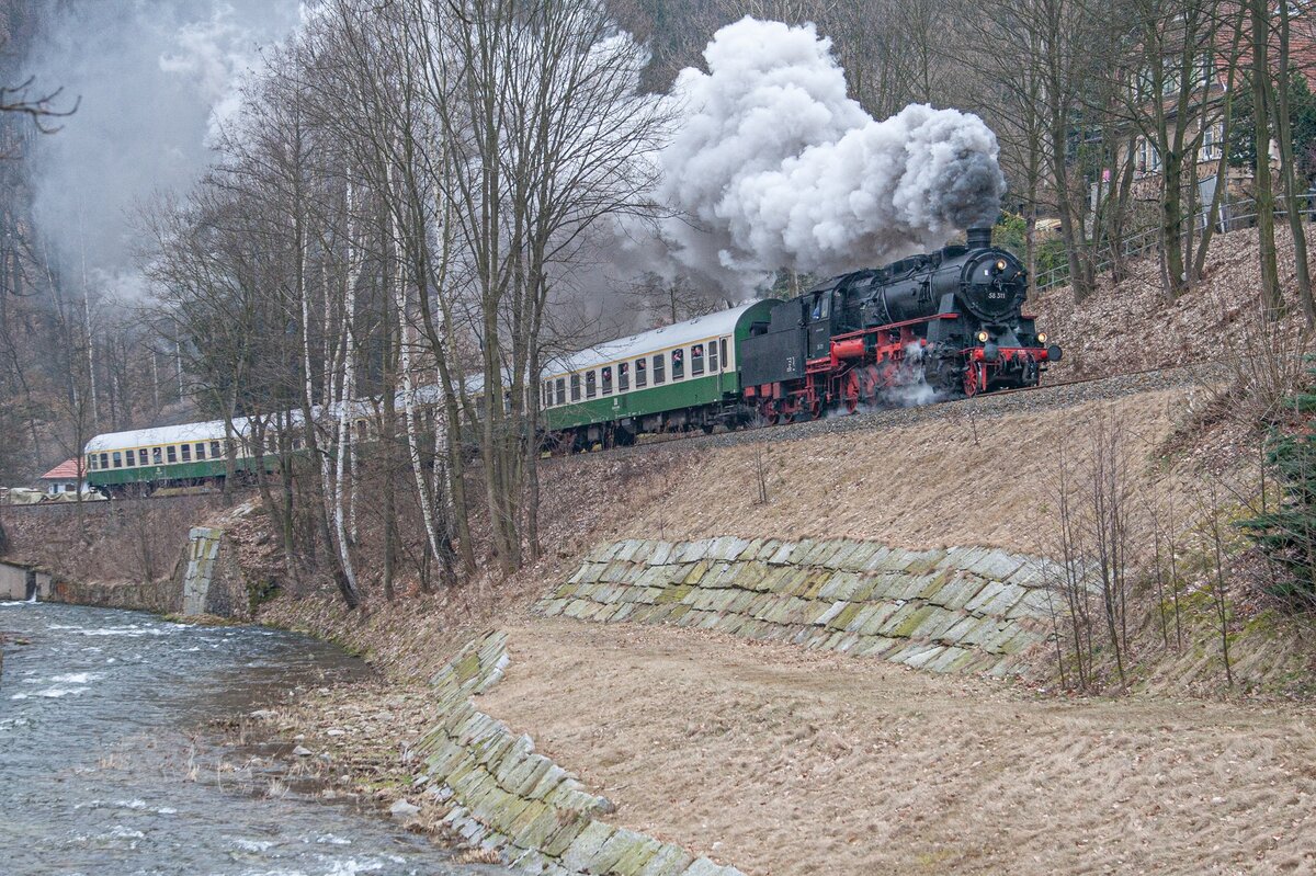 Die badische G12 - 58 311 zieht am 22.März 2009 den Sonderzug nach Altenberg .
Aufgenommen in Weesenstein