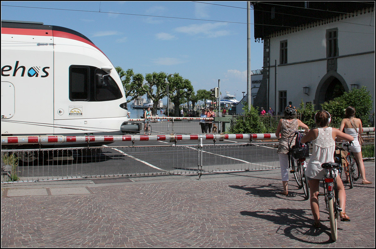 Die Bahn als Hindernis auf dem Weg zum See -

Hier kann nur die Tieferlegung der Bahntrasse und des Bahnhofes im Rahmen eines Bahnprojektes Konstanz 22 für Abhilfe sorgen. Dann kann auch dieser wichtige Streckenabschnitt auf mindestens zwei Gleise ausgebaut werden. Die Seerhein-Unterfahrung bedingt eine relativ große Tiefenlage.

17.06.2013 (M)

