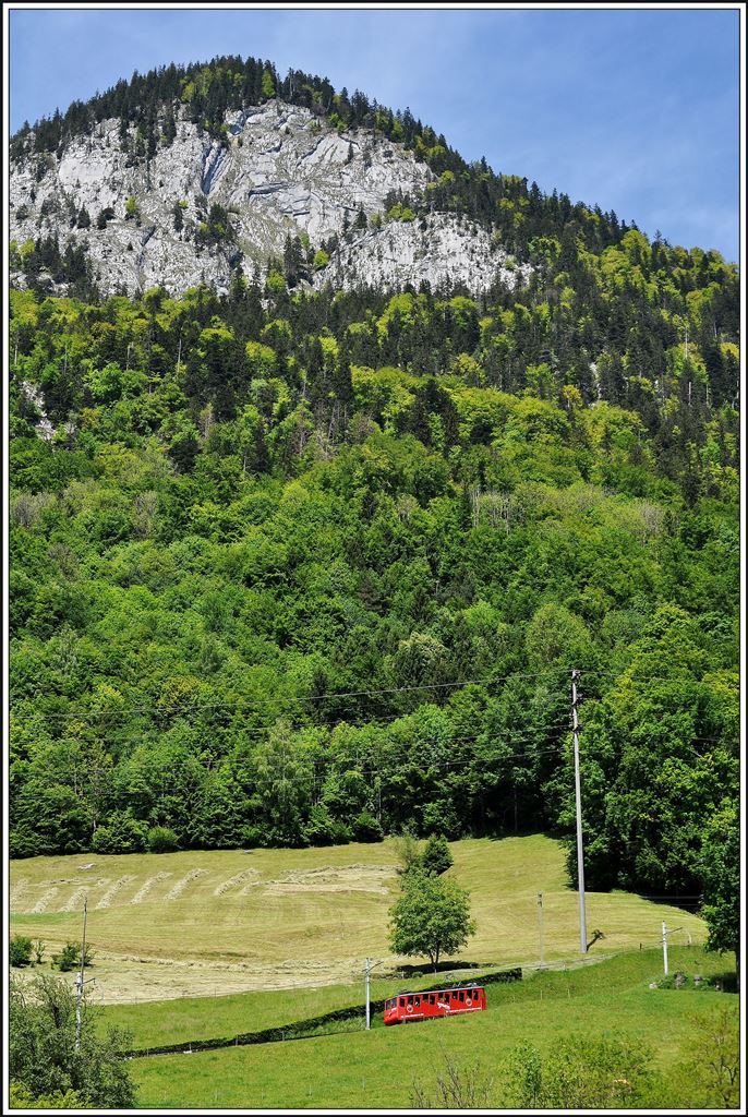 Die Bahn erscheint winzig vor der Bergkulisse. (20.05.2014)