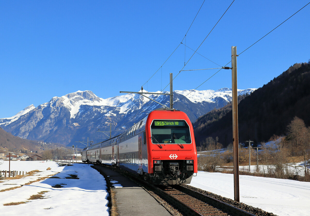 Die Bahn im Kanton Glarus: Ein S-Bahn-Zug hat die Station Luchsingen-Hätzingen verlassen und fährt nach Norden Richtung Kantonshauptstadt Glarus. Steuerwagen Bt 86-33 042. 28.Februar 2022 
