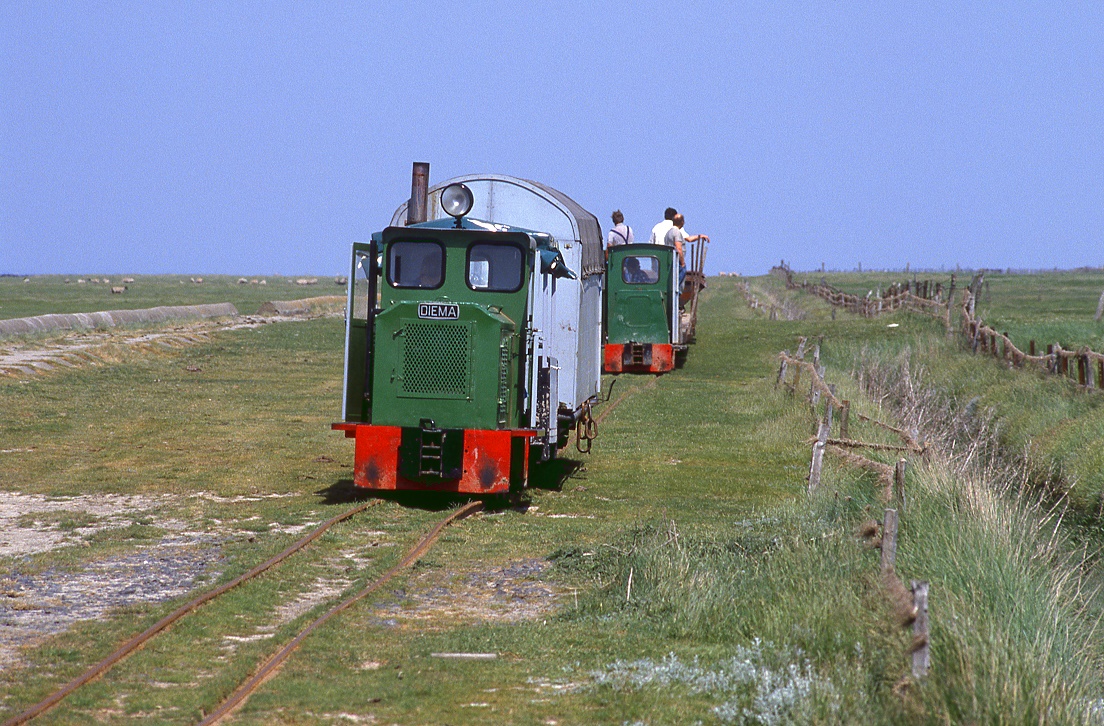 Die Bahn zu den Feldern der Neuland-Gewinnung zwischen Cuxhaven Sahlenburg und Spieka hatte ihren  Betriebsmittelpunkt  in Arensch. Aufnahme dort vom 25.05.1989.