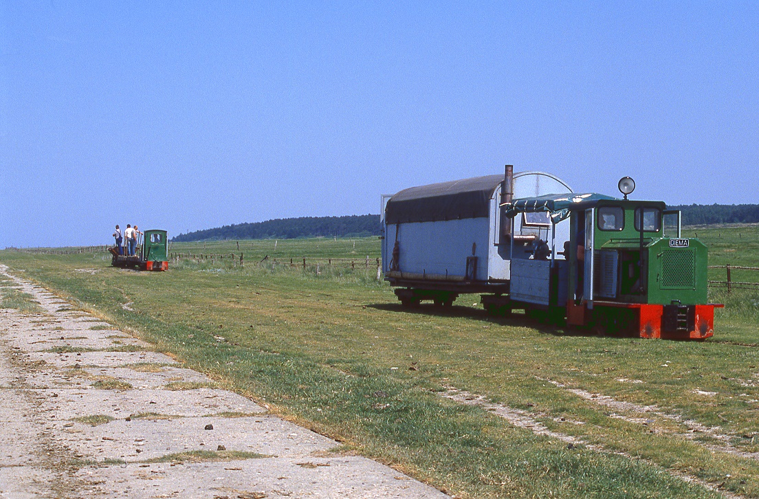 Die Bahn zu den Feldern der Neuland-Gewinnung zwischen Cuxhaven Sahlenburg und Spieka hatte ihren  Betriebsmittelpunkt  in Arensch. Aufnahme dort vom 25.05.1989.  
