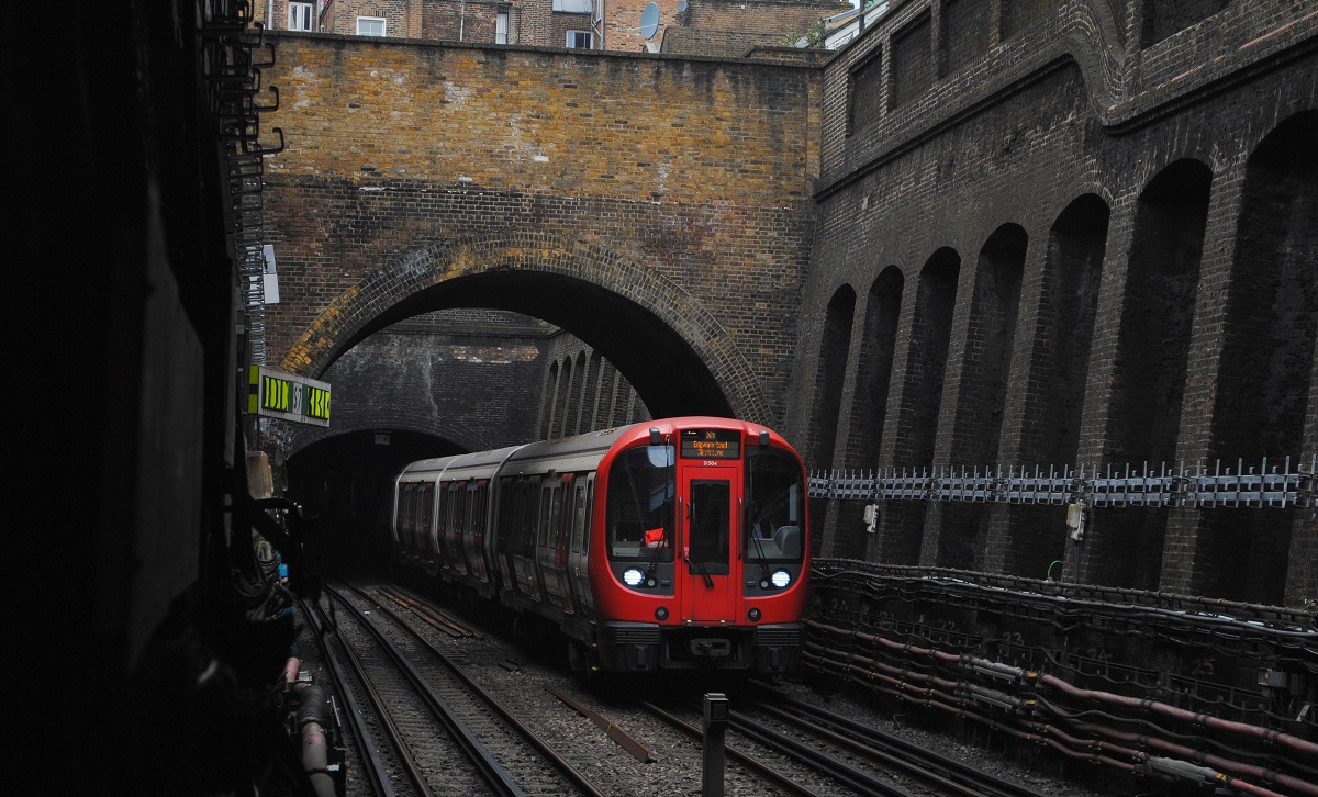 Die Bahnanlagen der Circle Line stammen noch aus den Anfangstagen der London Underground. Die vom Tw.21504 geführte Garnitur der Type  S7 Stock  nähert sich der Station Bayswater. (21.04.2018)