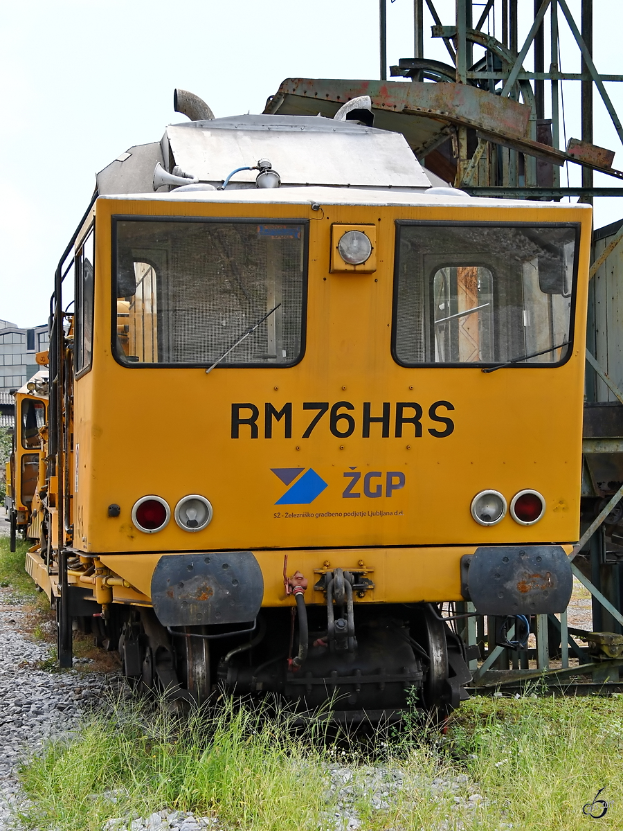 Die Bahnbaumaschine RM76HRS S-9 war Ende August 2019 im Eisenbahnmuseum Ljubljana ausgestellt.