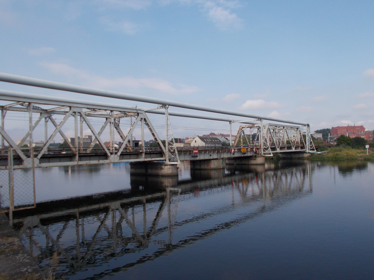 Die Bahnbrücke über den Parnickikanal in Szczecin am 16.August 2015.