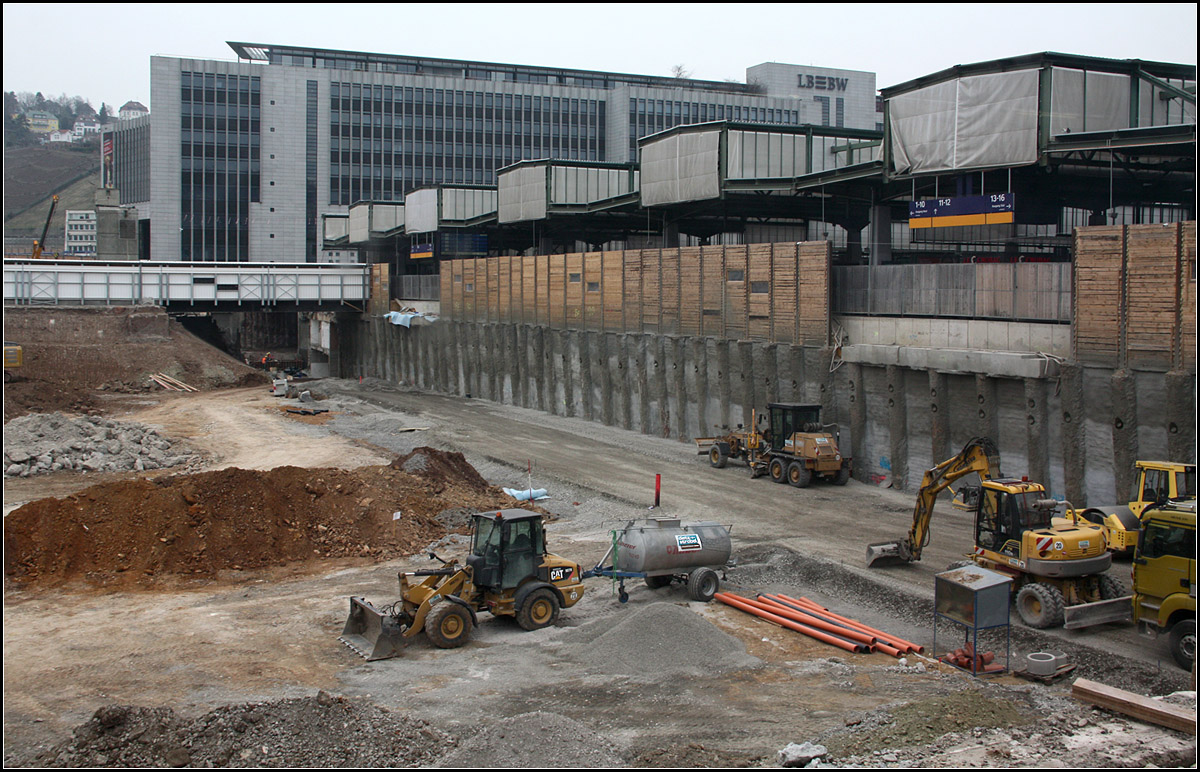 Die Bahnhofsbaugrube -

Blick auf die Gleisseite der Baustelle mit den Rest-Bahnsteigdächern. Hier wurden Bohrpfähle als Baugrubenwand in den Boden getrieben.

14.03.2015 (M)