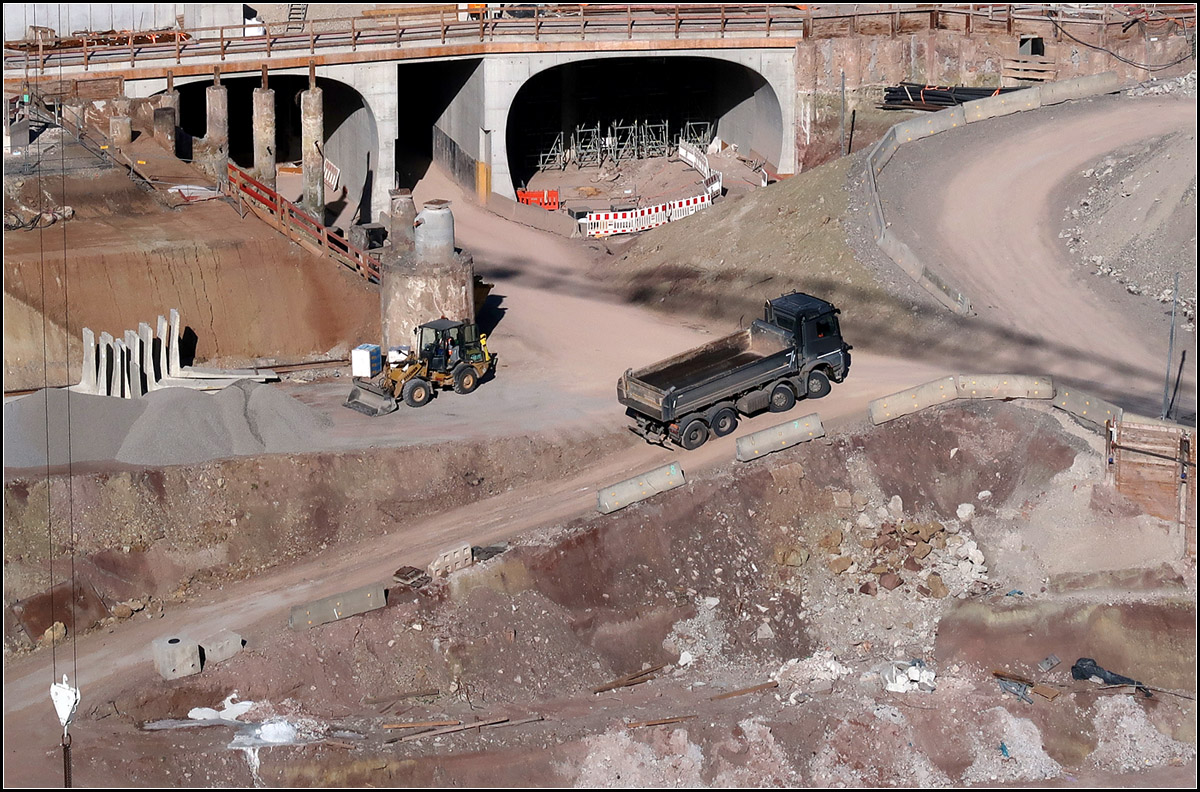 Die Bahnhofsbaugruppe -

In diesem Bereich entsteht der nordwestliche Bahnsteigbereich des neuen Stuttgarter Hauptbahnhofes. Durch die Tunnelportale werden später die Züge ins nördliche Vorfeld und in die Tunnels nach Feuerbach und Bad Cannstatt einfahren.

12.12.2018(M)