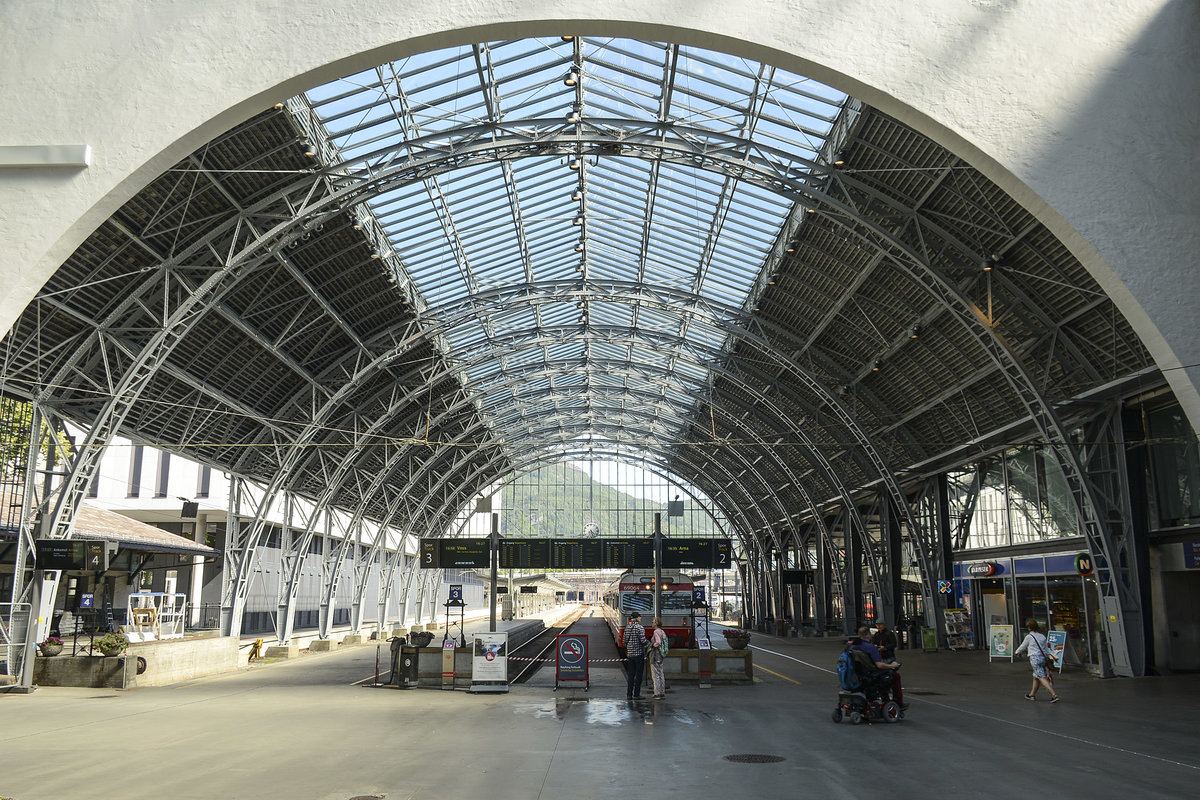 Die Bahnhofshale in Bergen - Der Kopfbahnhof von Bergen liegt in der Nähe des Stadtzentrums und ist Endpunkt der Bergensbane aus Oslo. Aufnahme: 10. Juli 2018.