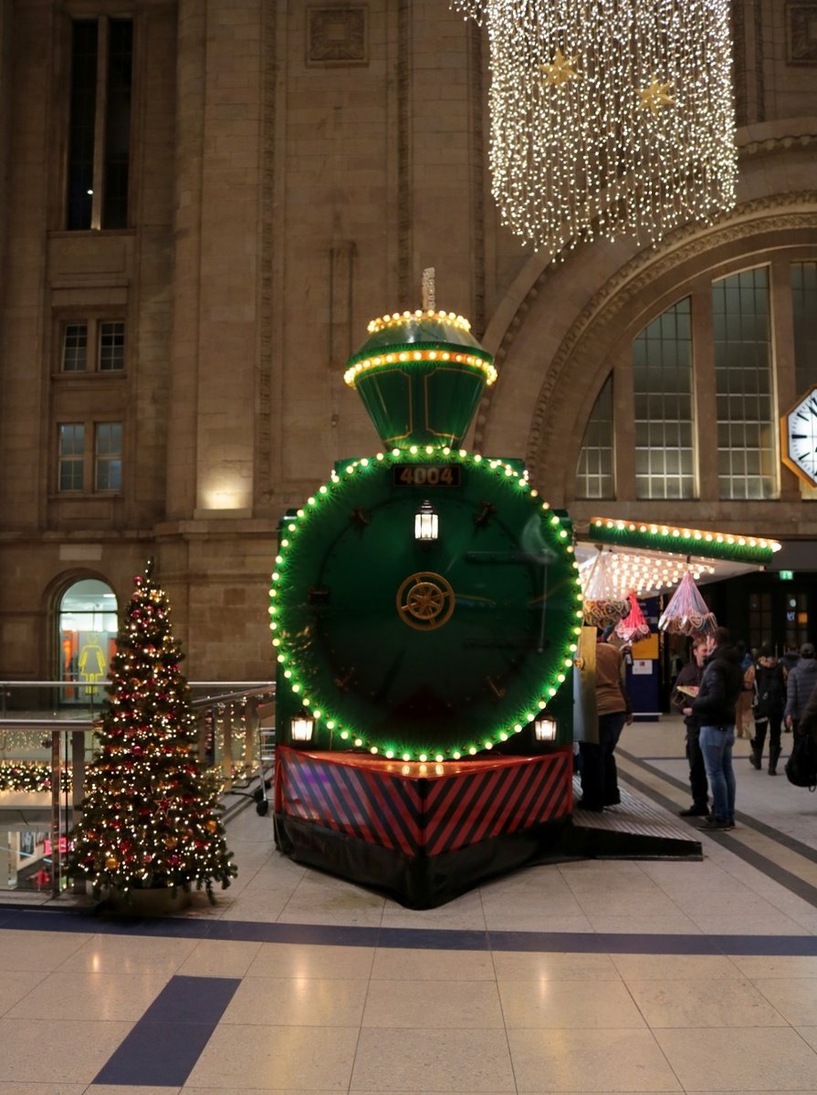Die Bahnhofshalle in Leipzig Hbf wurde weihnachtlich mit Bahnbezug geschmückt. Blick auf einen Stand als Dampflokomotive. [16.12.2017 | 19:52 Uhr]