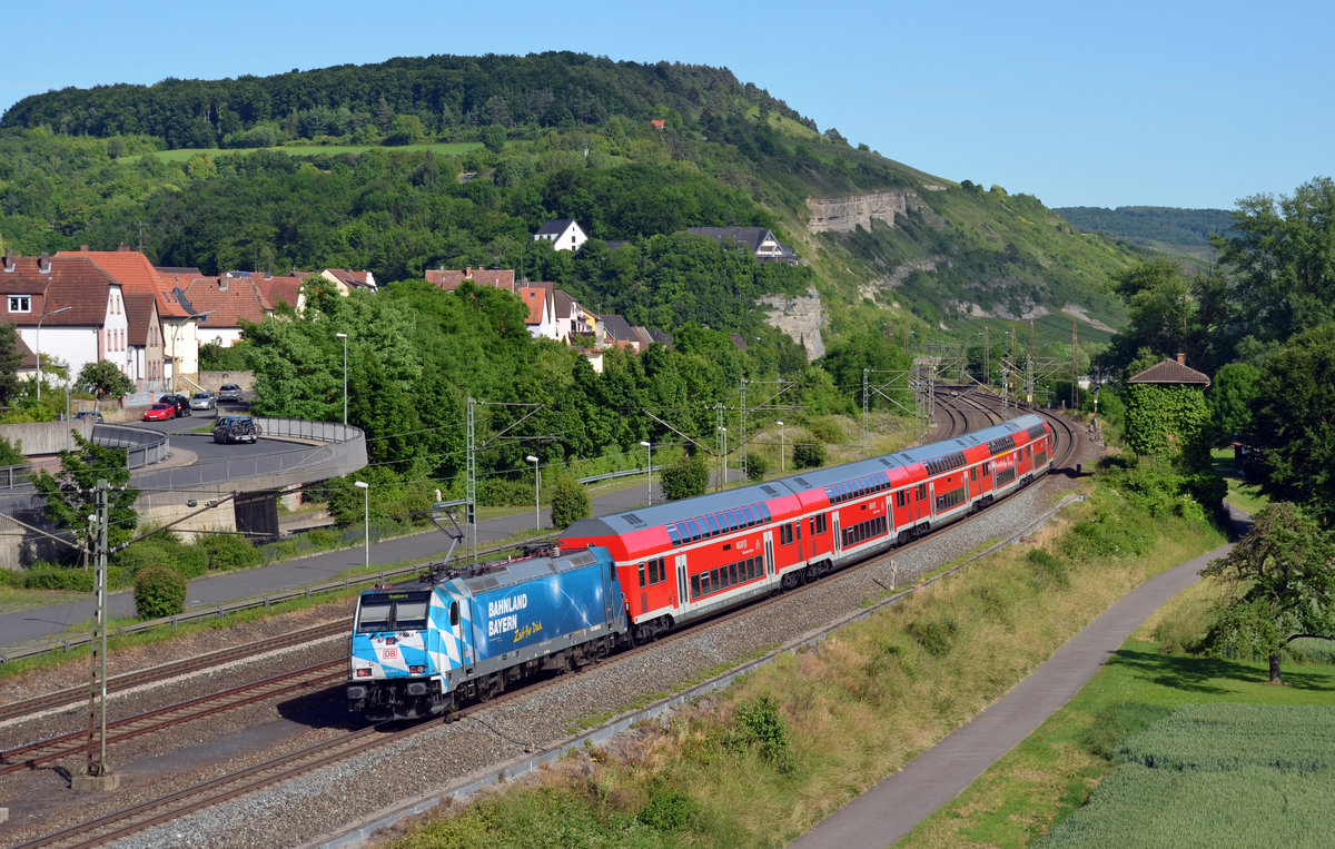 Die Bahnland-Bayern-Werbelok 146 246 schob am 11.06.17 ihren RE von Frankfurt(M) nach Bamberg aus Retzbach-Zellingen heraus.