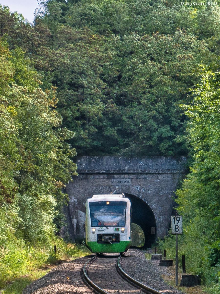 Die Bahnlinie Meiningen - Schweinfurt unterquert die Wasserscheide zwischen Lauer und Wern in dem 400 Meter langen Rottershäuser Tunnel. Ein RegioShuttle der Erfurter Bahn passierte am 18.7.18 sein Südportal. 