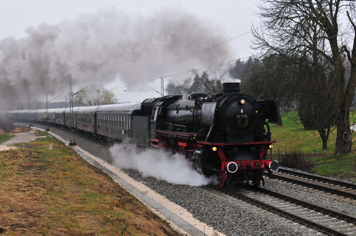 Die im Bahnpark Augsburg stationierte ölgefeuerte Dampflok 41 018 der Dampflok Gesellschaft München e. V. kurz nach Übersee im Chiemgau am 18.03.17 Sie befördert den Dampfzug  Wilder Kaiser  über Salzburg nach Kitzbühel.
