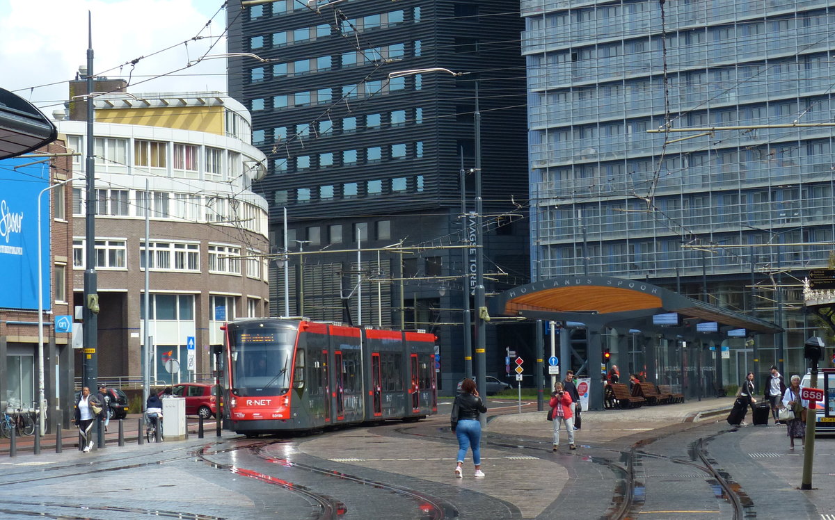 Die Bahnstation Den Haag HS bietet Umstiegsmöglichkeiten zur Straßenbahn. Am 25.8.2018 war dasw Wetter wechselhaft und bot so eine Kombination aus Sonne und spiegelnden Pfützen.