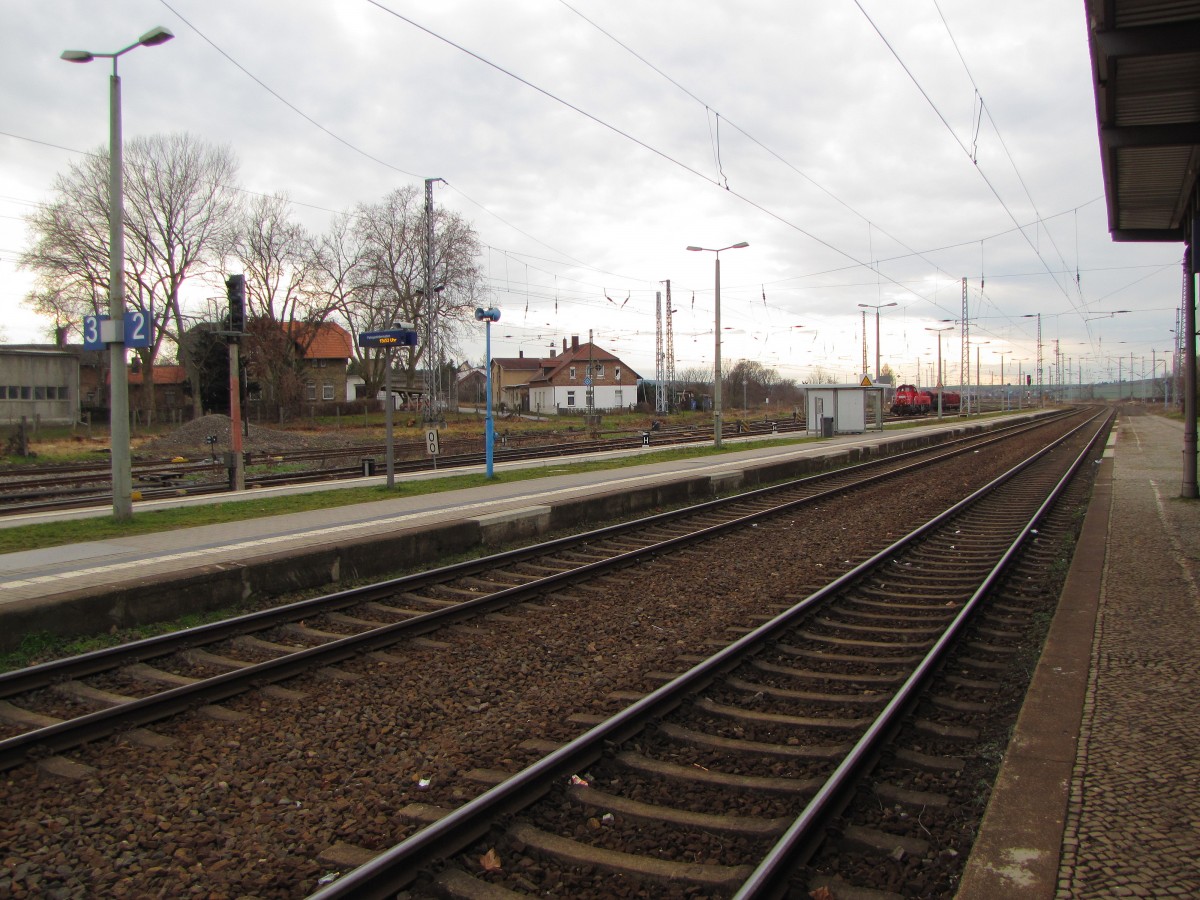 Die Bahnsteige 1 bis 3 am 07.02.2016 in Röblingen am See.
