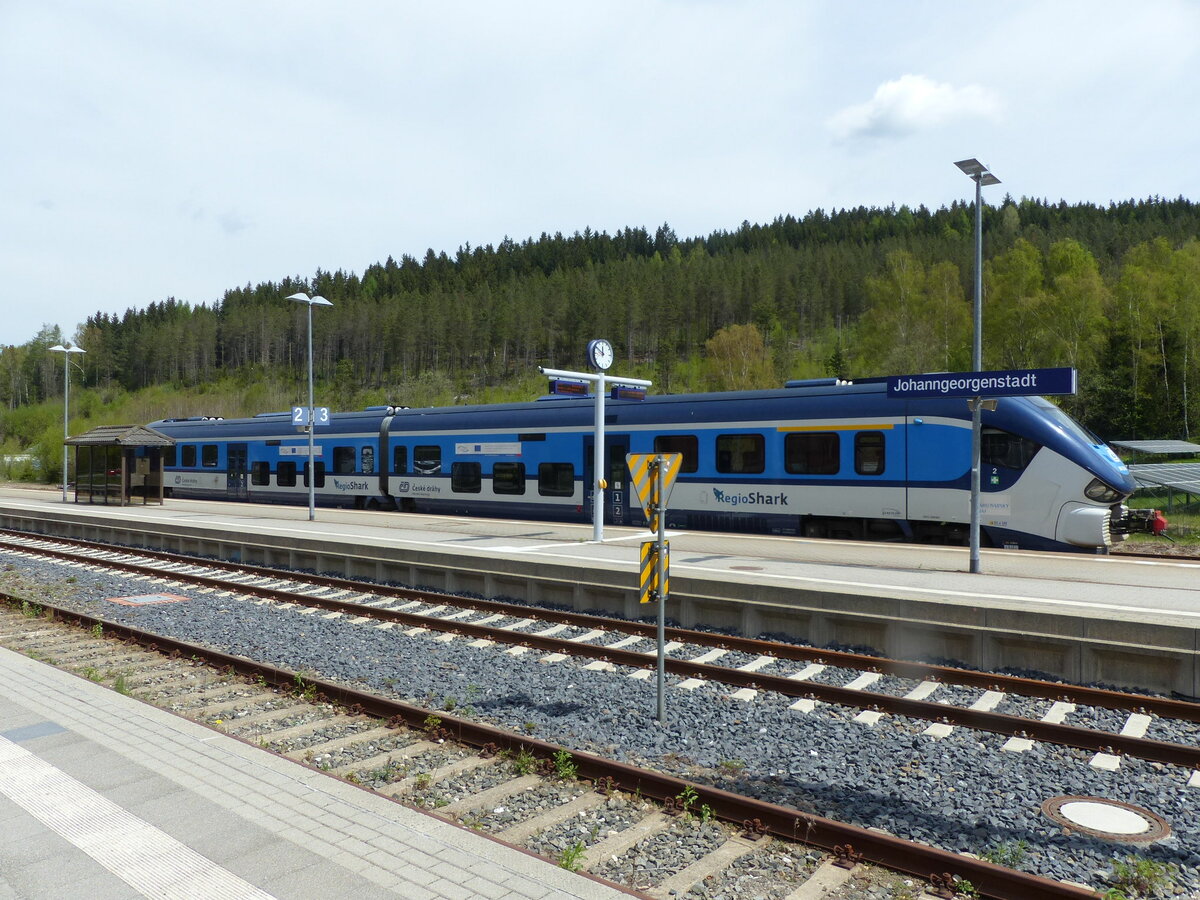 Die Bahnsteige 2 und 3 am 14.05.2022 in Johanngeorgenstadt. Am Bahnsteig 3 steht der ČD 844 024-0 als Os 17111 nach Karlovy Vary dolni n.