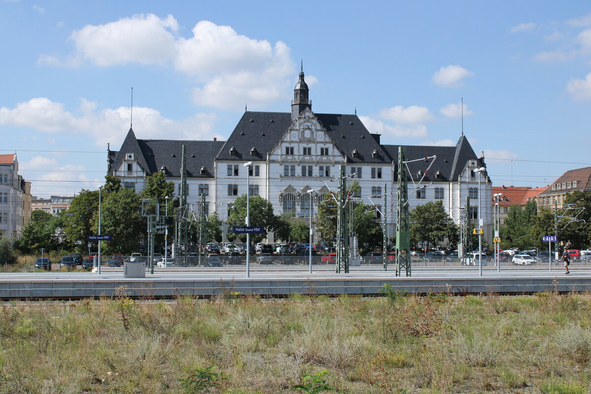 Die Bahnsteige 4 und 5 am 24.08.2022 vor dem ehemaligen Reichsbahndirektionsgebude in Halle (S) Hbf.