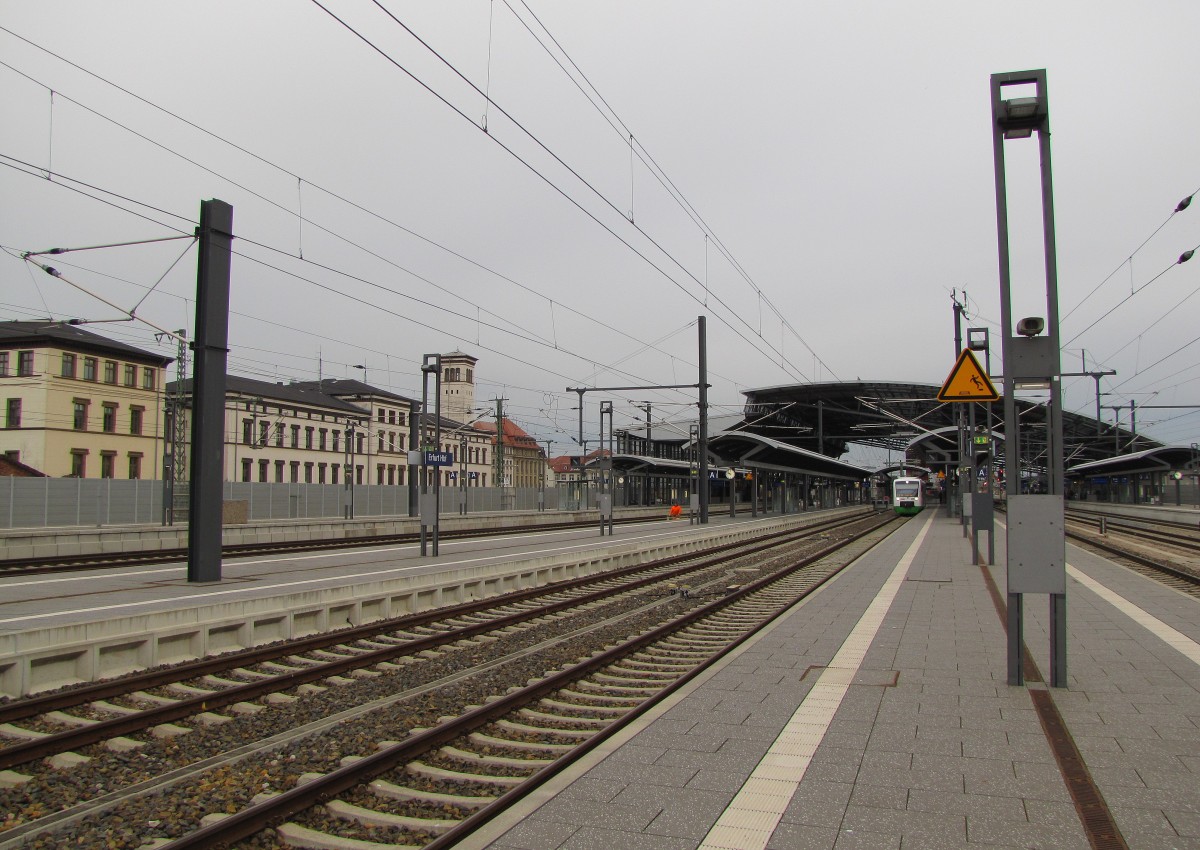 Die Bahnsteige 6 und 7, am 19.12.2013 in Erfurt Hbf.