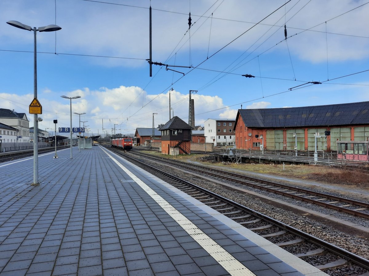 Die Bahnsteige 9 und 10, am 19.03.2021 in Bebra.