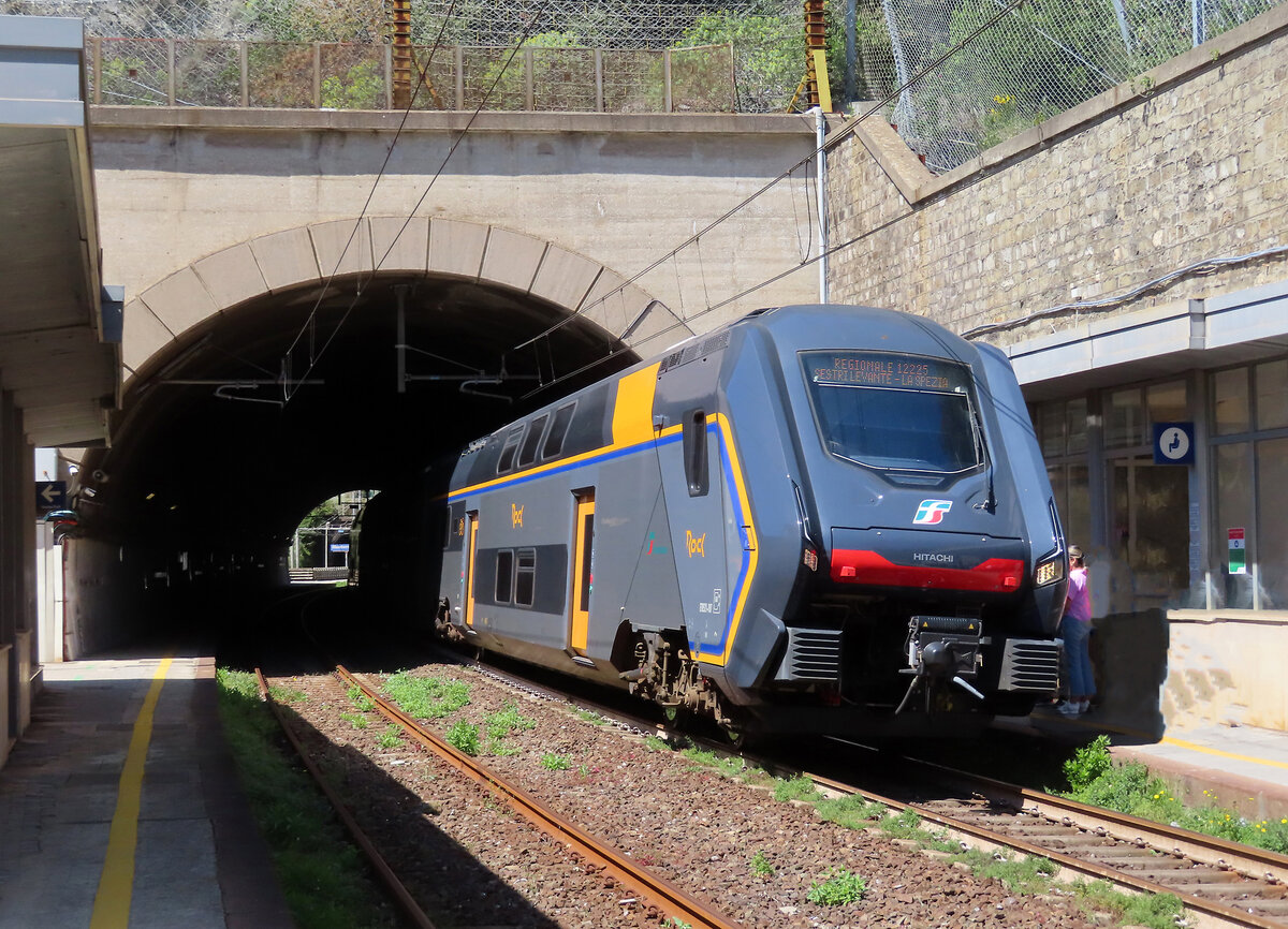 Die Bahnsteige der Bahnhöfe in der Cinque Terre befinden sich teilweise im Tunnel. Dieser Regionalzug von Sestri Levante nach La Spezia hat den Tunnel im Bahnhof Monterosso befahren und kommt am Bahnsteig an. Monterosso, 26.4.2023